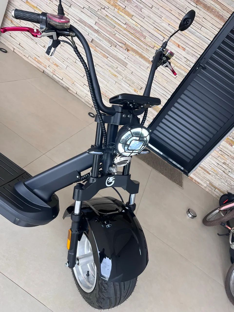 Scooter elétrica estacionada com carregador